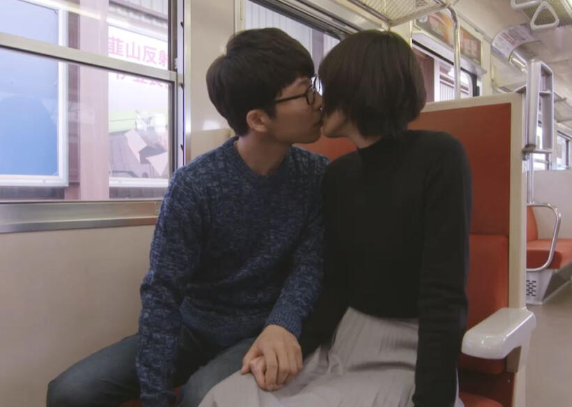 도망치는건 부끄럽지만 도움이 된다 키스신